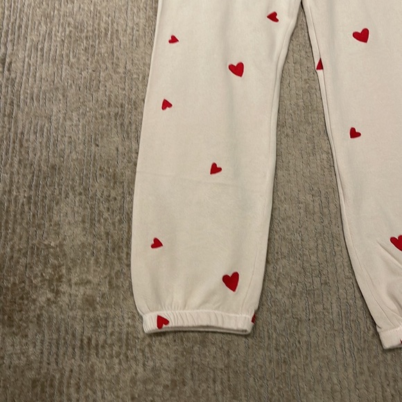 Monrow beige with red heart joggers - Picture 3 of 4